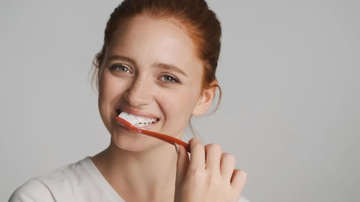 روش صحیح مسواک زدن چگونه است؟ + فیلم و عکس